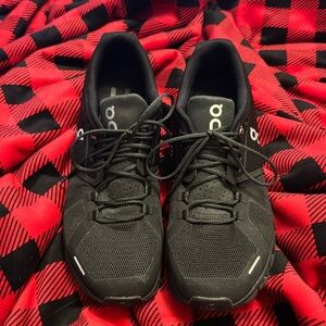 Worn once women’s on-cloud sneakers, like new!